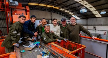 El COMIREC entregó una máquina trituradora a una cooperativa de reciclaje