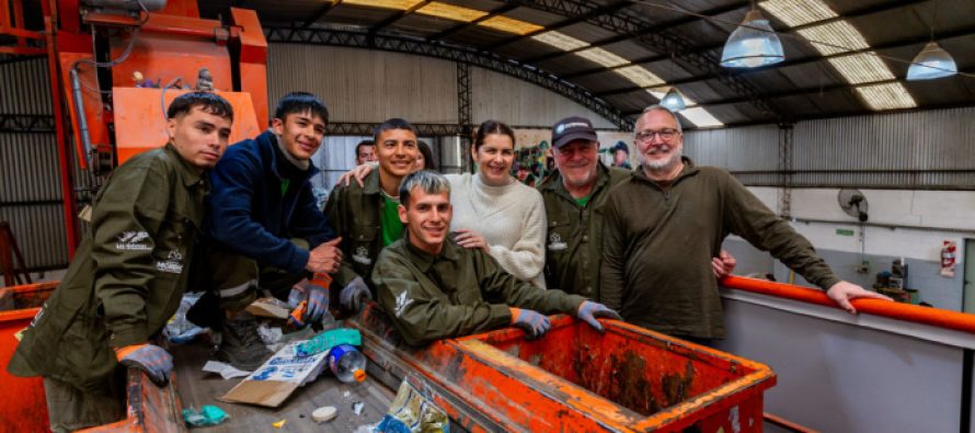 El COMIREC entregó una máquina trituradora a una cooperativa de reciclaje