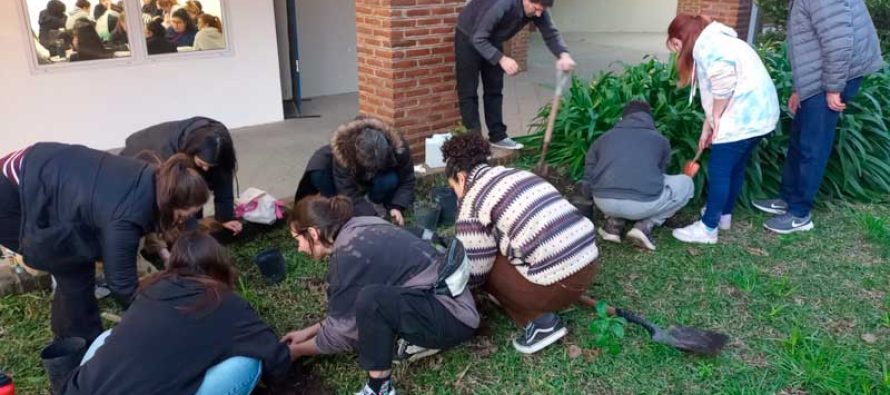 San Isidro: plantaron nativas en el campus de la Universidad Nacional Scalabrini Ortiz