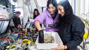 Las biólogas del CONICET Renata Pertossi y Noelia Sánchez recuperan muestras tras la inmersión del ROV SuBastian en el cañón de Mar del Plata. Créditos: ROV SuBastian / Schmidt Ocean Institute