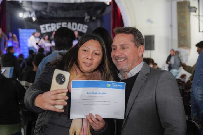 GACETILLA - Entrega diplomas CFP